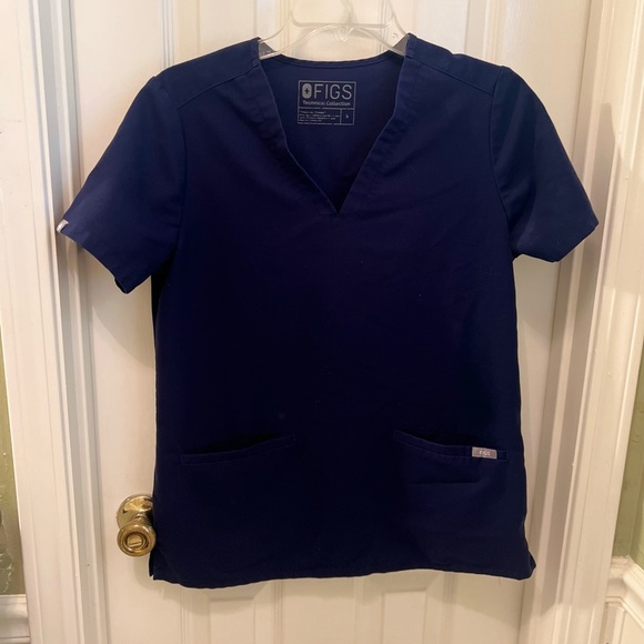 Figs- Casma™ Three-Pocket Scrub Top - Picture 2 of 11